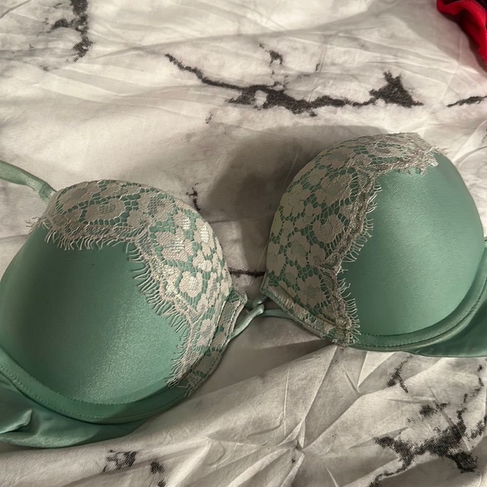 32B mint green Victoria’s Secret Miraculous Plunge Push Up Bra lace sexy rare !